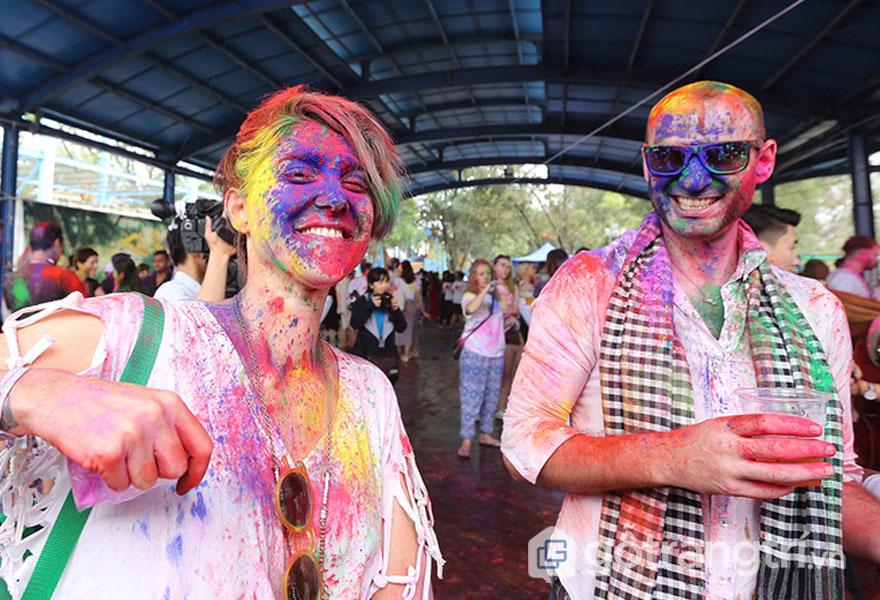 Lễ hội ném bột tại Hà Nội - Lễ hội sắc màu Holi đặc trưng của Ấn Độ | Gỗ Trang Trí