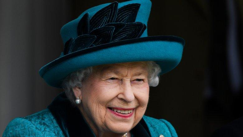 Vì sao nữ hoàng Elizabeth II lại có 2 ngày sinh nhật?