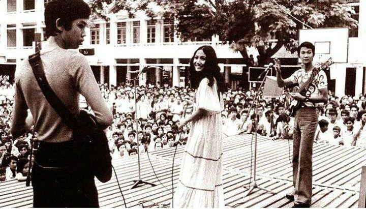 Ca sĩ Thanh Lan và Duy Quang trình diễn Tại sân trường Taberd-thập niên 1960s.